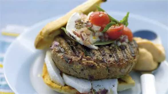 Burgery wołowe z majonezem, papryką i salsą