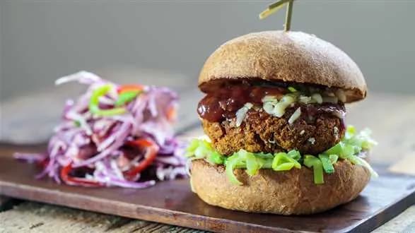 Wegeburgery z orientalnym sosem śliwkowym