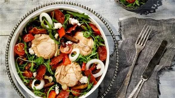 Sałatka chlebowa z jajem poszetowym według Okrasy