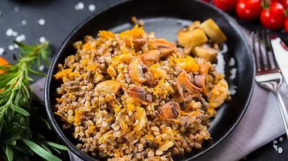 Gryczane kaszotto z marchewką, nerkowcami i pieczarkami