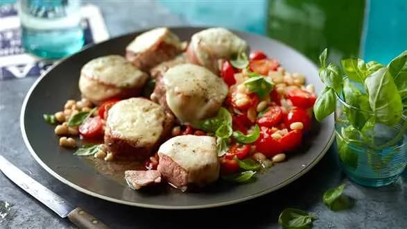 Zapiekana polędwica wieprzowa na białej fasoli