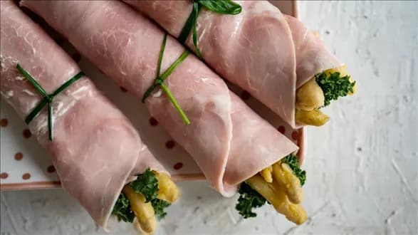 Szparagi zawijane w szynkę