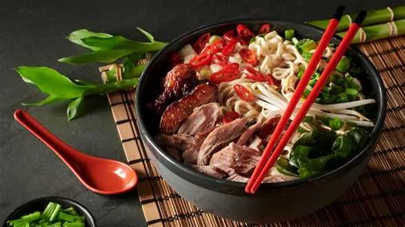 Ramen na bulionie kaczym z pieczoną kaczką