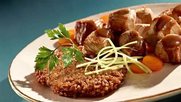 Racuchy z kaszy gryczanej z gulaszem