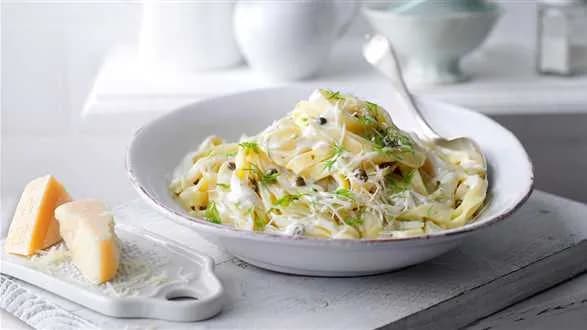 Tagliatelle z koprem włoskim i kaparami