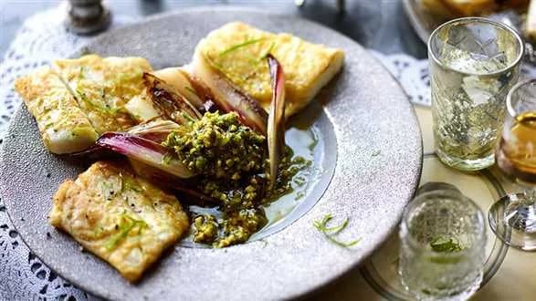 Dorsz z pesto limonkowym i pieczoną cykorią