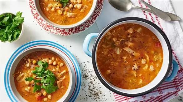 Zupa gulaszowa z młodą kapustą i pomidorami