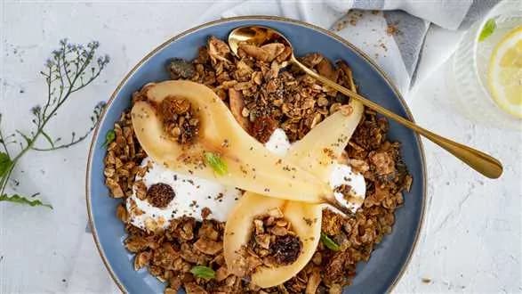 Musli z gotowanymi gruszkami i ze skyrem