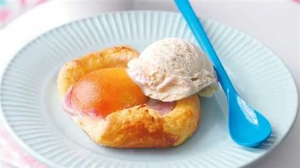 Torcik melba z brzoskwinią i lodami karmelowymi