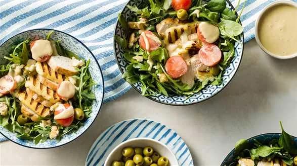 Sałatka ze smażonym serem halloumi, kurczakiem i sosem chałwowym