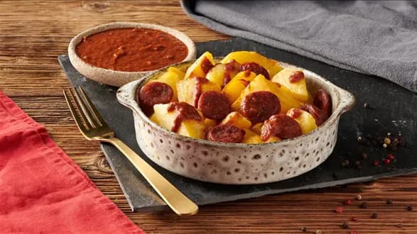 Patatas bravas z chorizo