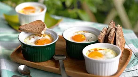 Zapiekane jajka z salami i papryką