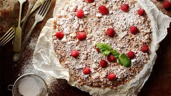 Crumble z serkiem mascarpone i malinami