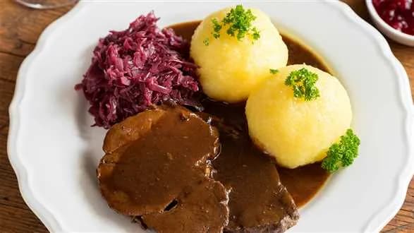 Pieczeń z dzika w sosie myśliwskim z pyzami i kapustą