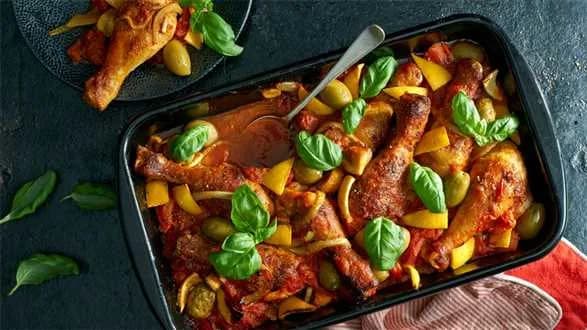 Podudzia z oliwkami w sosie pomidorowym