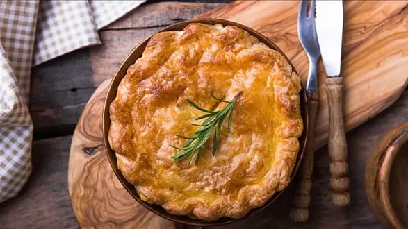 Chicken pot pie — potrawka z kurczaka zapiekana pod kruchym ciastem