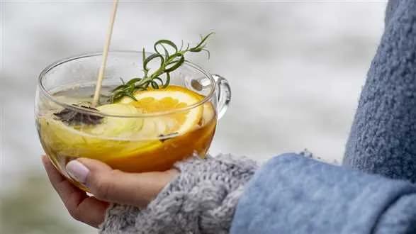 Bezalkoholowy grzaniec z białego wina i pomarańczy