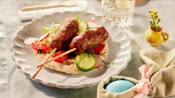 Szaszłyki kofta z mięsa mielonego z chlebkiem pita i ajwarem