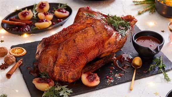 Gęś z farszem i pureé dyniowym z dodatkiem gruszek z borówkami