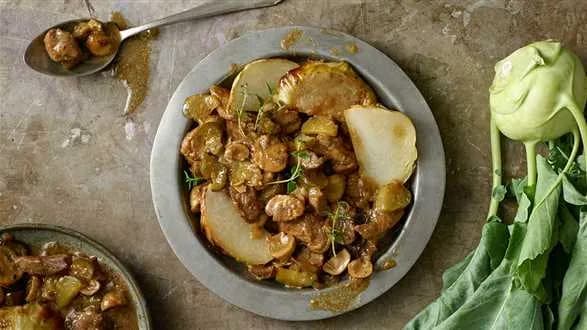 Potrawka piwna z łopatki wieprzowej z pieczoną kalarepą