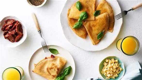 Naleśniki z cheddarem i suszonymi pomidorami