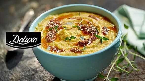 Zupa z pieczonego kalafiora i czosnku z marchewką i truflowym pesto