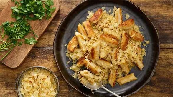 Kopytka razowe ze smażoną kiszoną kapustą