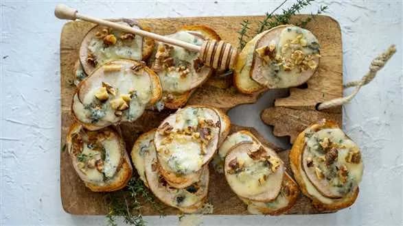 Crostini z gruszkami, serem gorgonzola, miodem i orzechami