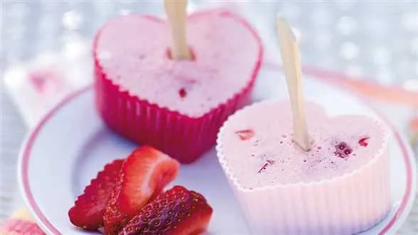 Lodowe torciki na maślance z truskawkami