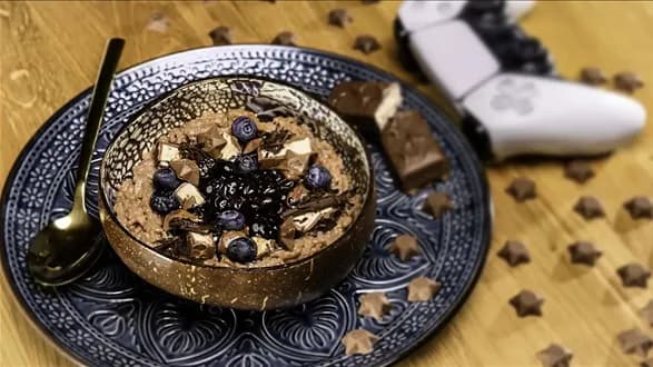 Gwiezdny czekoladowy deser ryżowy z musem owocowym i batonem czekoladowym