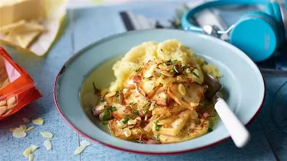 Smażony seler z boczkiem i migdałami