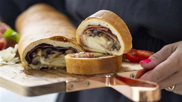 Stromboli z salami, pieczarkami i serem