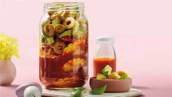 Sałatka makaronowo-serowa w słoikach