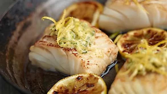 Smażony dorsz z czosnkowo-cytrynowym masłem