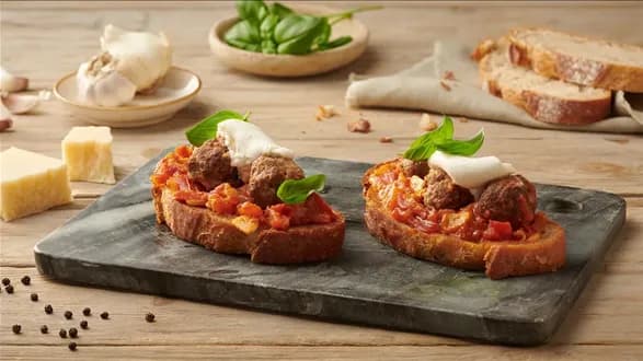 Kanapka z klopsikami w sosie pomidorowym z burratą