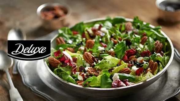 Sałatka z orzechami włoskimi i żurawiną