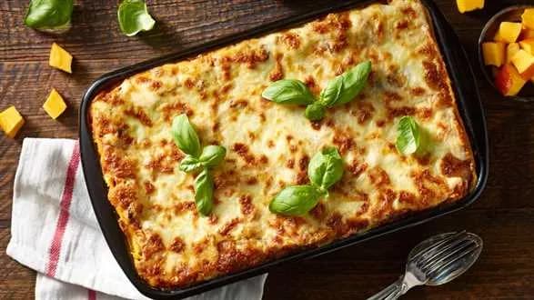 Lasagne z mozzarellą, dynią i suszonymi pomidorami