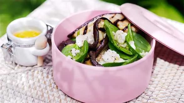 Sałatka z bakłażanem, szpinakiem i serem feta