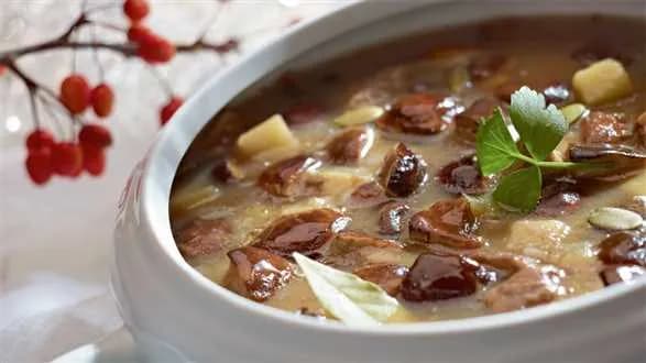 Zupa grzybowa z lubczykiem i prażonymi ziarnami dyni