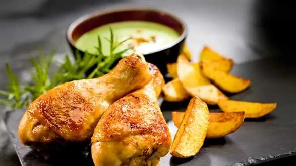 Kurczak marynowany w miodzie z chłodnikiem i ziemniaczkami