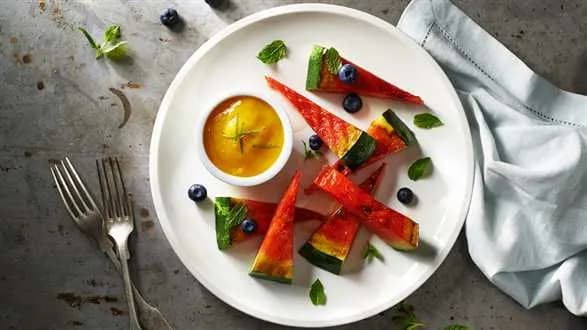 Grillowany arbuz z sosem z mango, limonki i melisy