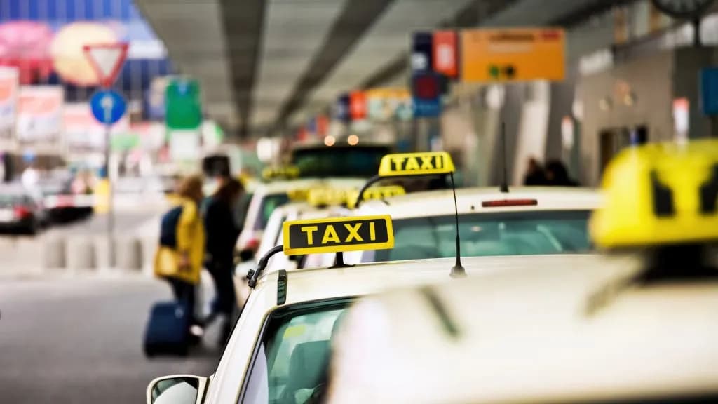 Ile kosztuje taxi z dworca w Krakowie na lotnisko? Sprawdź ceny!