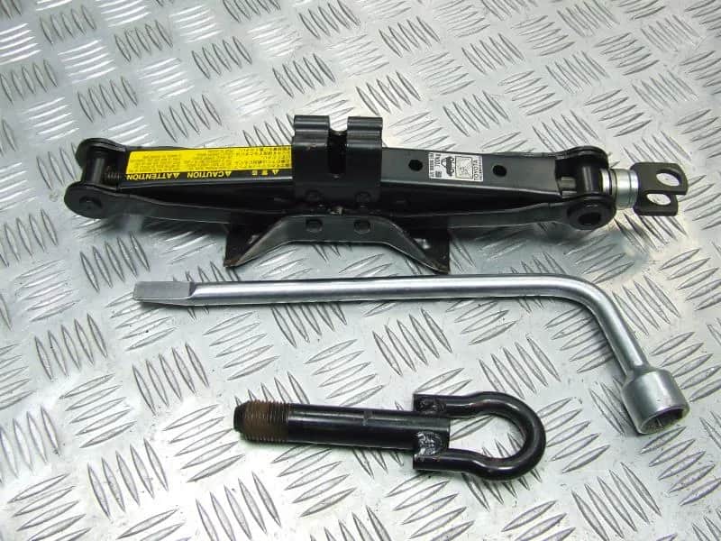 Gdzie dokładnie znajduje się lewarek w Toyocie Yaris II? Sprawdź teraz!