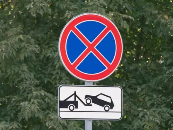 Ile wynosi mandat za parkowanie na zakazie? Sprawdź, ile możesz stracić!