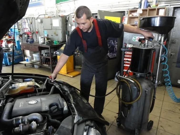 Wymiana oleju w samochodzie co ile? Sprawdź, aby uniknąć kosztów
