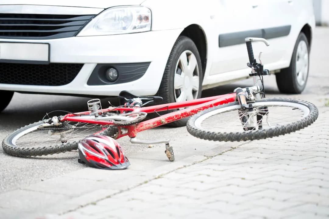 Ile wynosi mandat za potrącenie rowerzysty? Sprawdź, co grozi i jak uniknąć kary