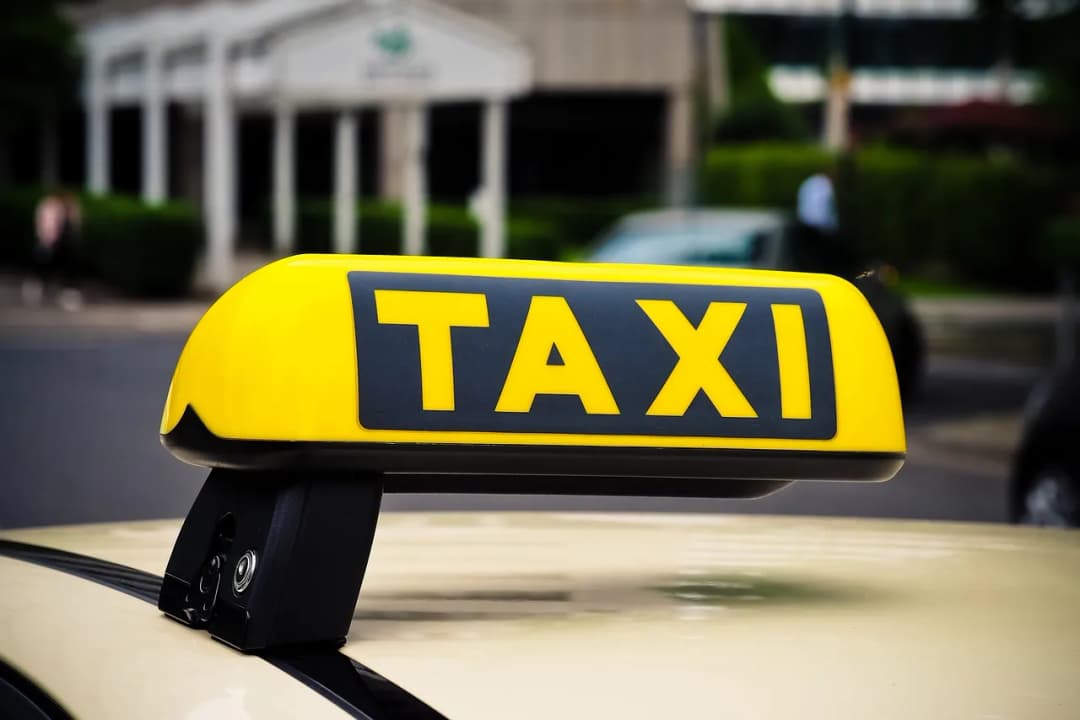 Ile kosztuje taxi w Warszawie za kilometr? Sprawdź ceny i oszczędzaj