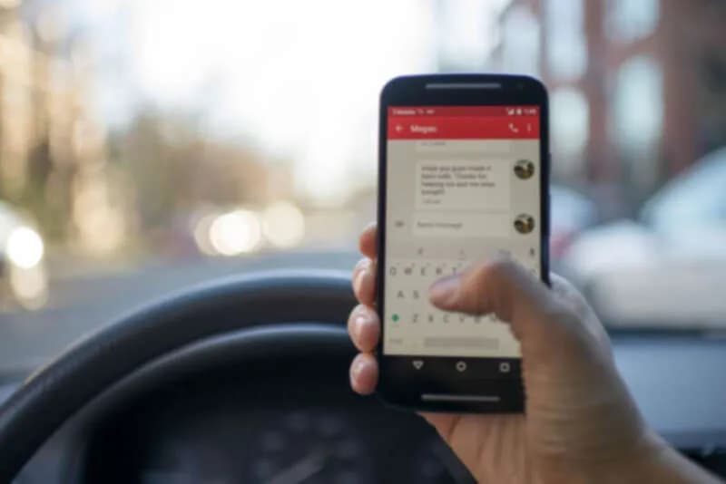 Jaki mandat za telefon w samochodzie? Sprawdź, ile możesz stracić!