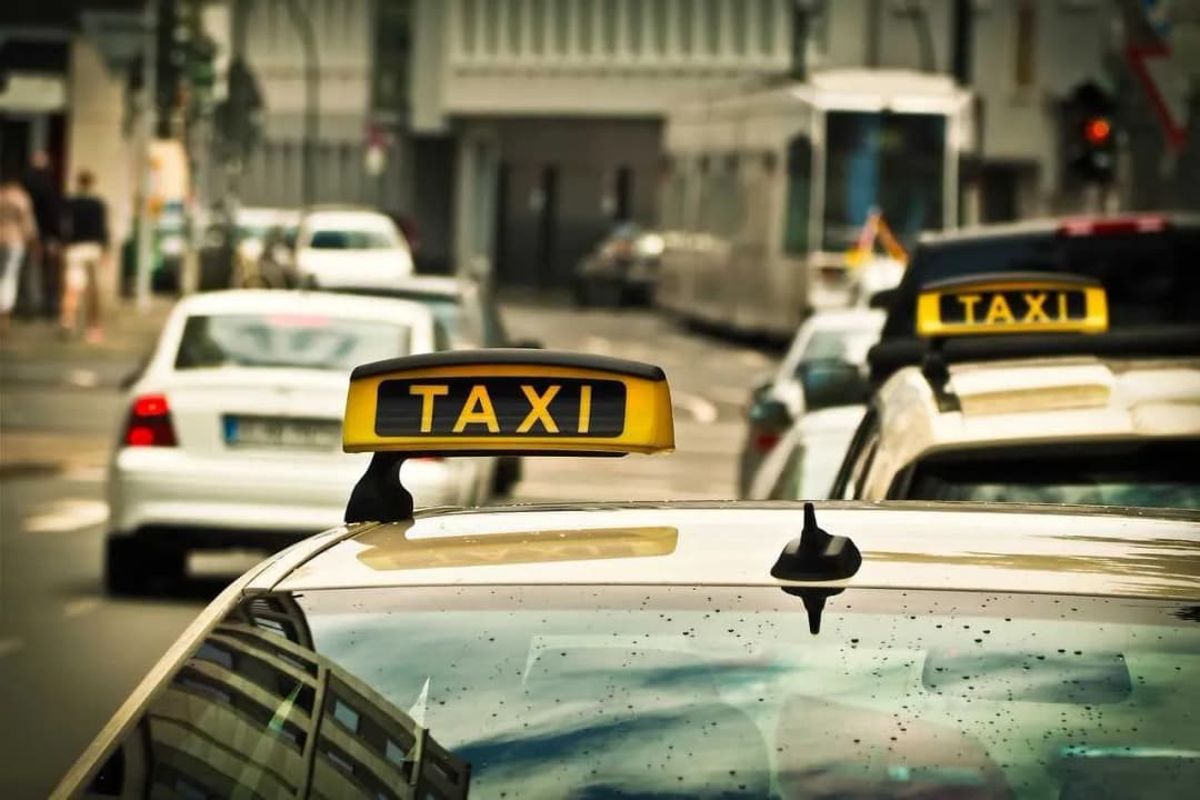 Ile kosztuje ubezpieczenie taxi? Sprawdź, jak zaoszczędzić na składkach