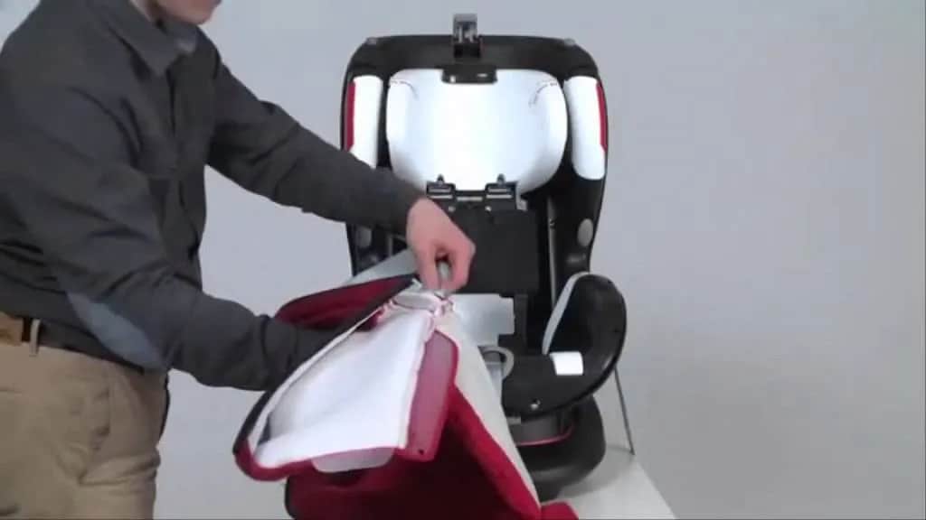 Jak złożyć fotelik samochodowy po praniu, aby uniknąć błędów